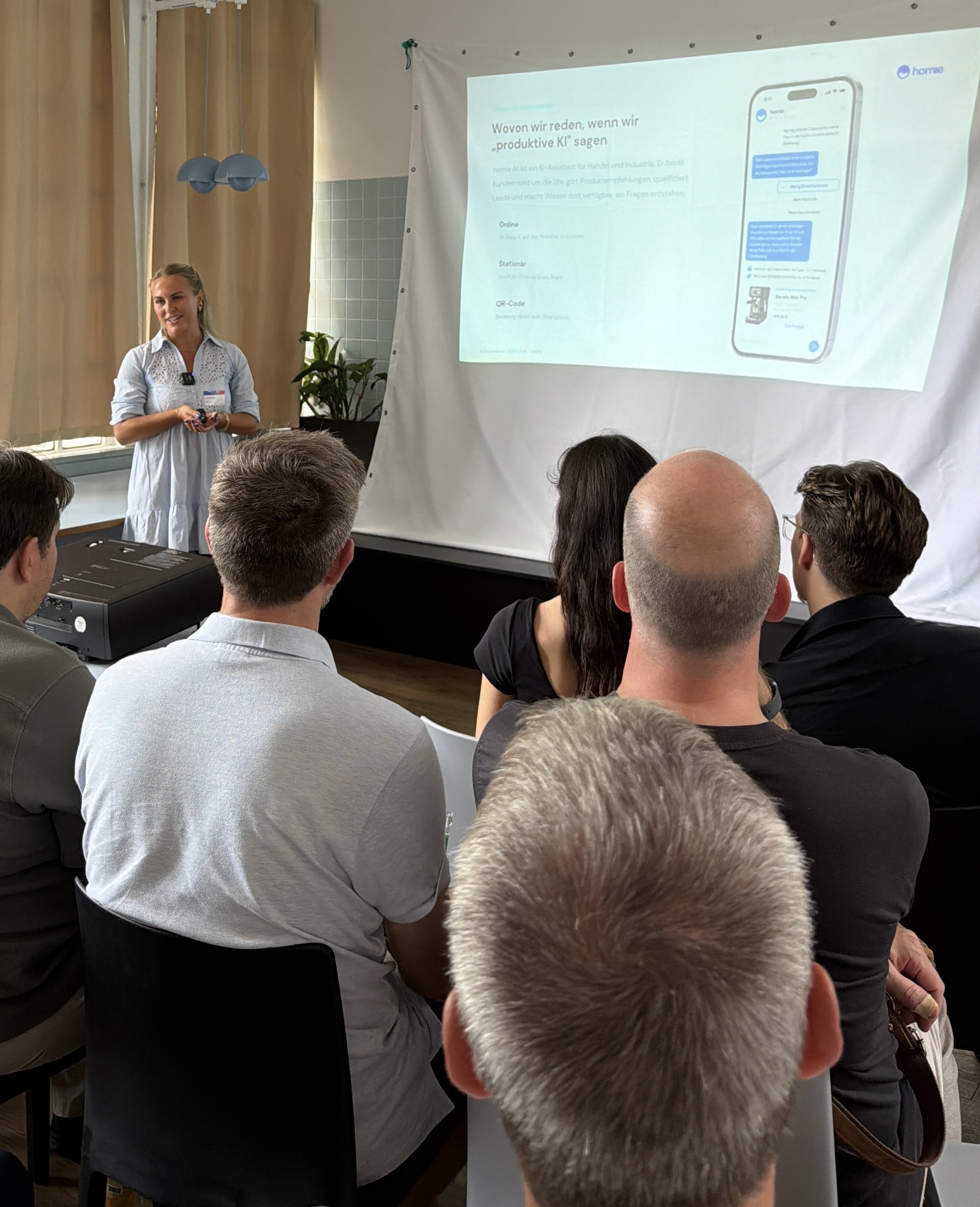 Julia Kirchhefer bei AI Uncovered im appmatics Office in Köln
